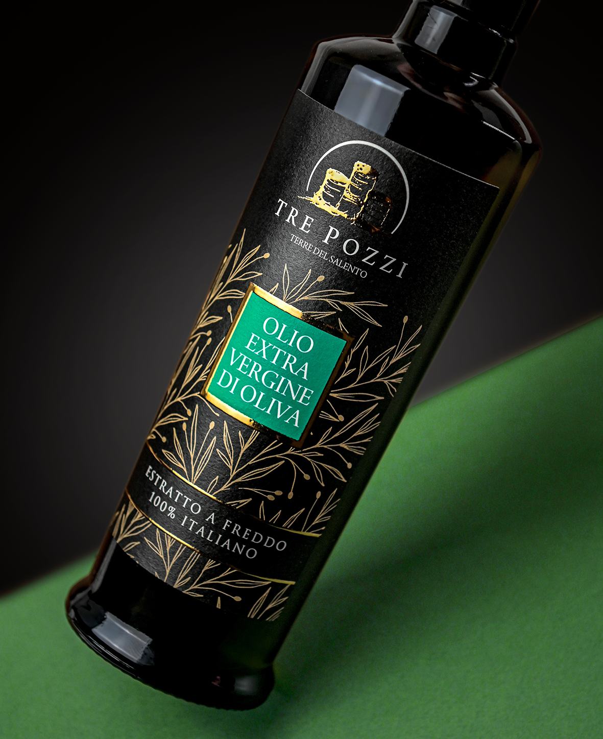 Damiano Misciali - Grafica Etichette vino e olio - grafica cataloghi, progettazione depliant, packaging, loghi | Design etichetta olio extravergine di oliva - Az.Agr. Tre Pozzi (Le)