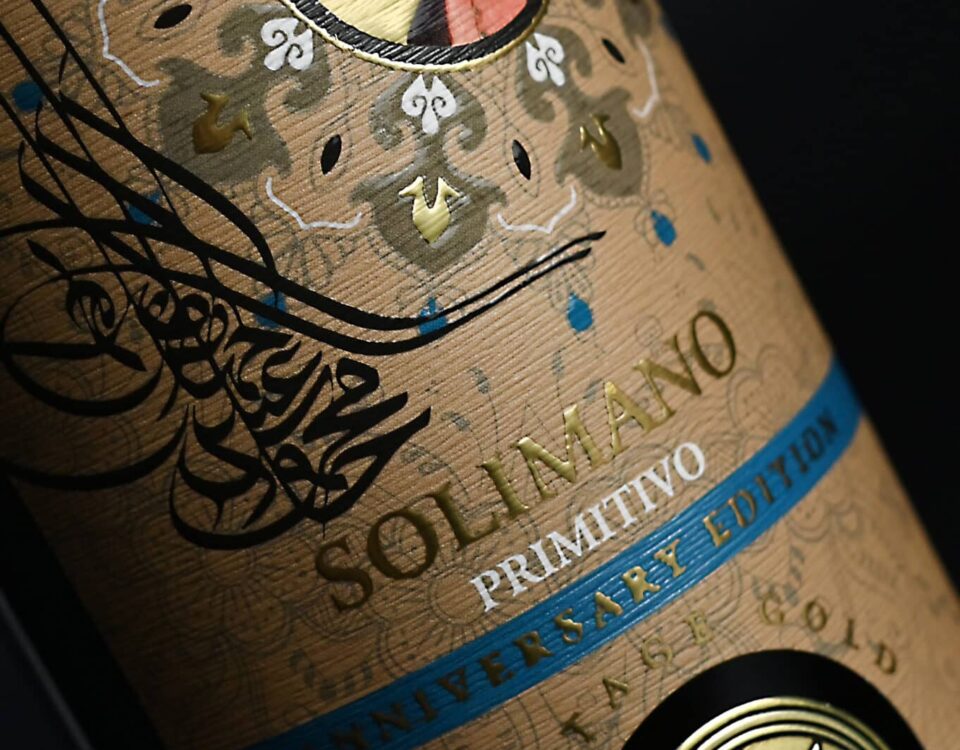 Damiano Misciali - Grafica Etichette vino e olio - grafica cataloghi, progettazione depliant, packaging, loghi | Grafica etichetta vino primitivo Solimano Cantina Attanasio (Le)